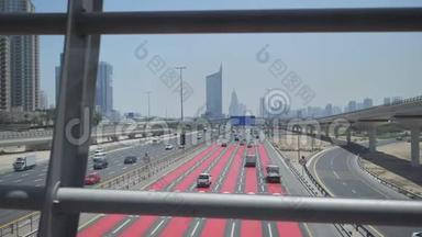 迪拜一条宽阔的多车道公路。 从地铁口看。
